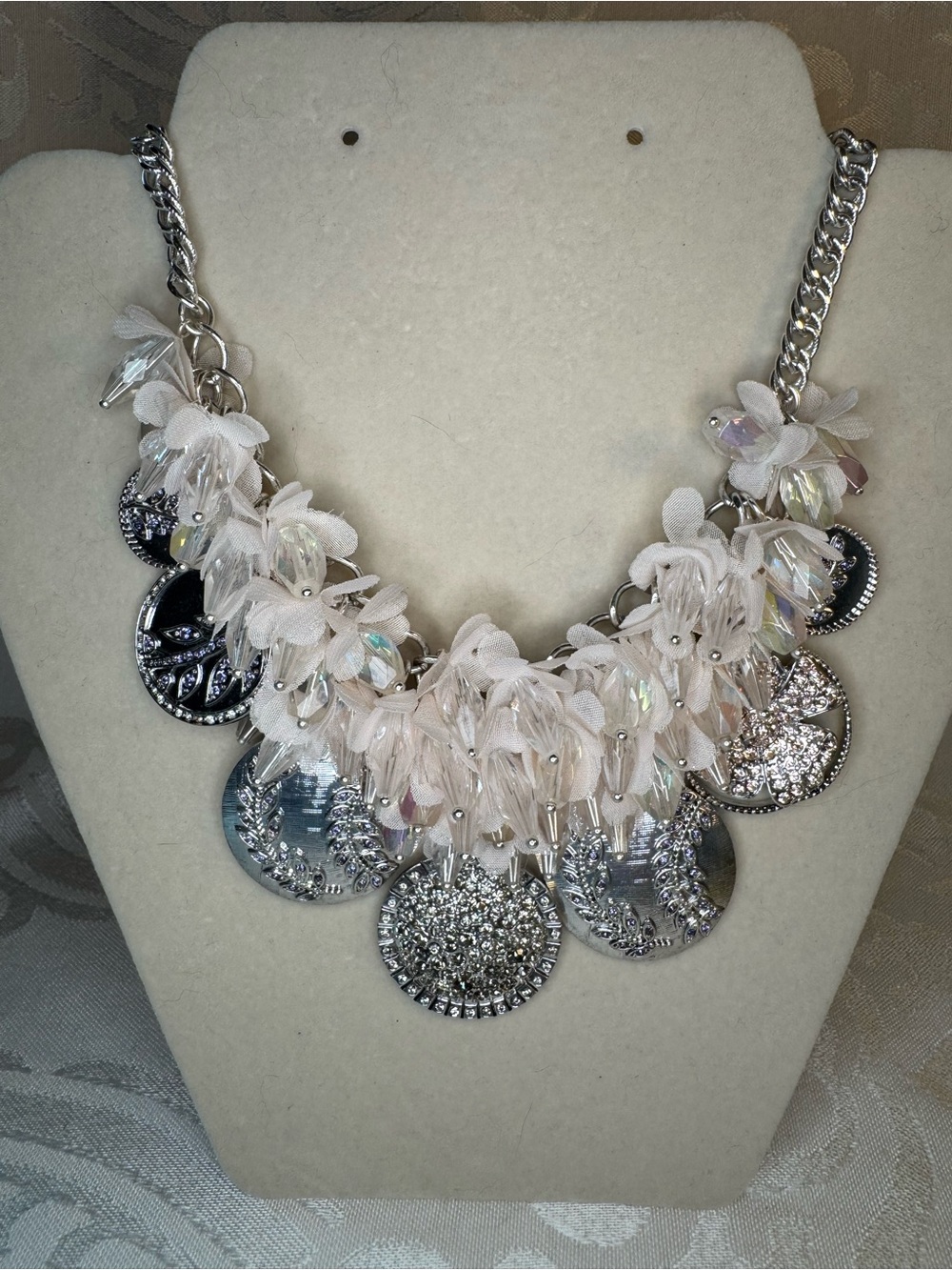NWOT Badgley Mischka Floral Disc Bib Necklace in cream and Silver